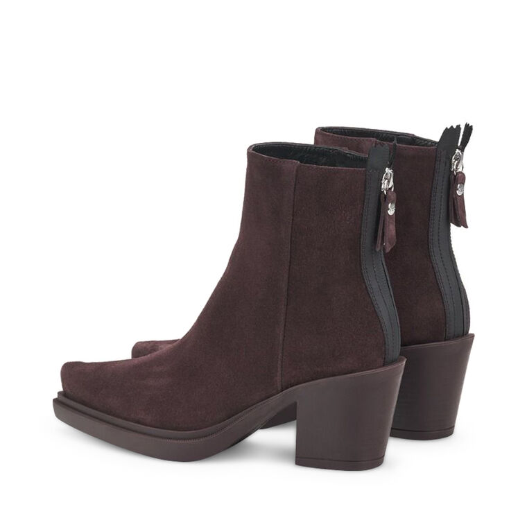 Selena Lowboot image number null