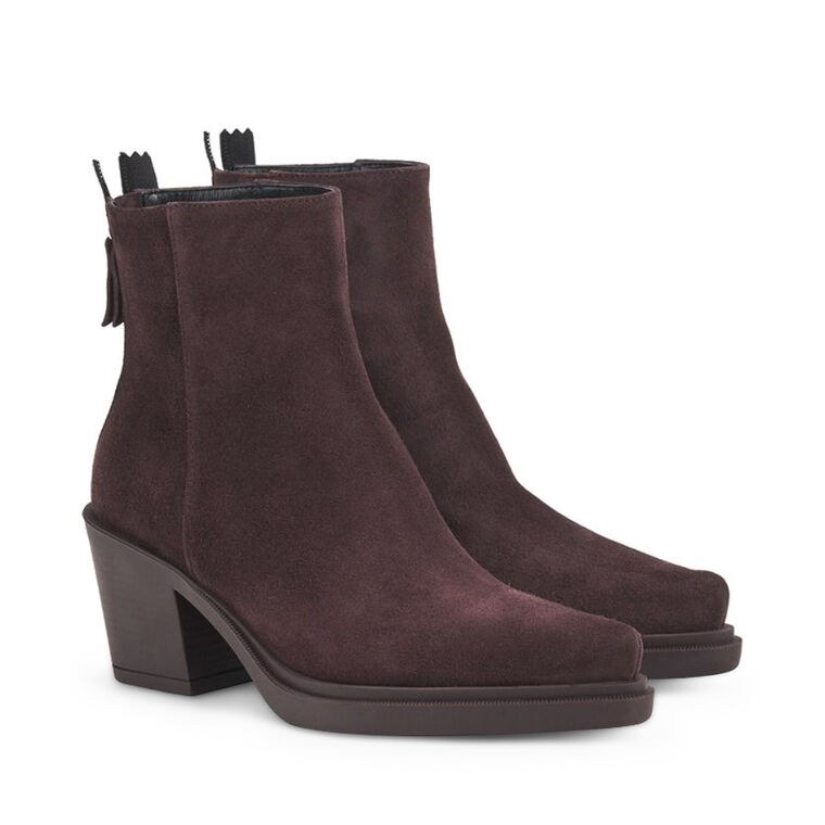 Selena Lowboot image number null
